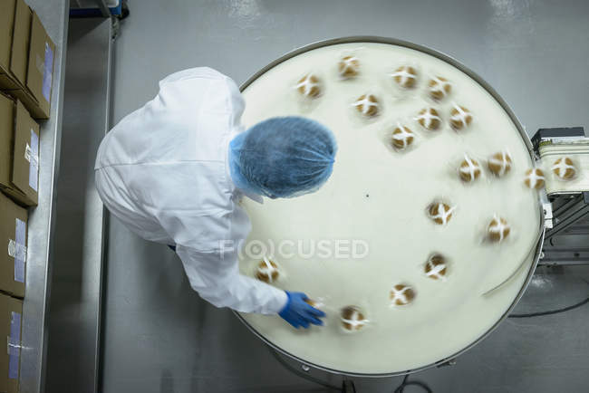 Blick von oben auf Bäcker, der Kuchen in Kuchenfabrik verpackt — Stockfoto