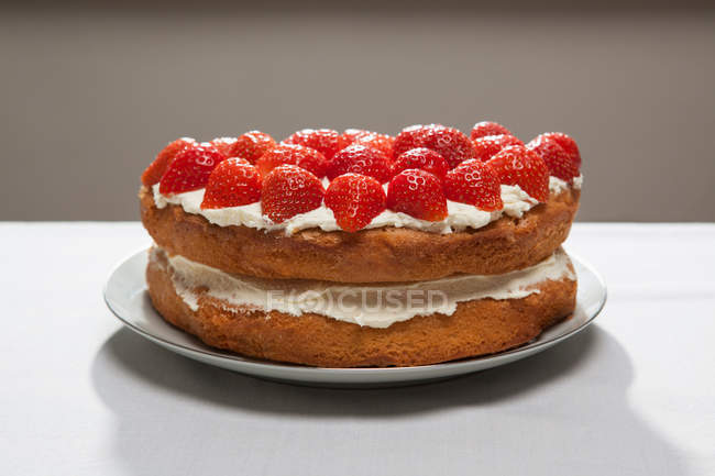 Layer cake with cream and strawberries — Stock Photo