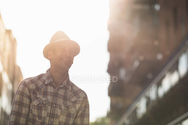 Giovane uomo con cappello e camicia a quadri — Foto stock