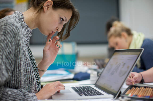 Mulher usando laptop na aula de arte — Fotografia de Stock