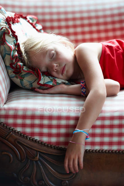 Mädchen schläft auf Couch, Fokus auf Vordergrund — Stockfoto