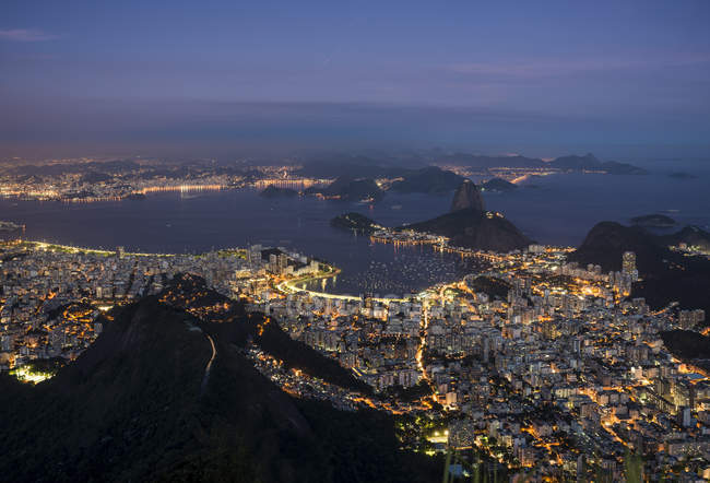 Vista à distância da costa do Rio de Janeiro à noite, Brasil — Fotografia de Stock
