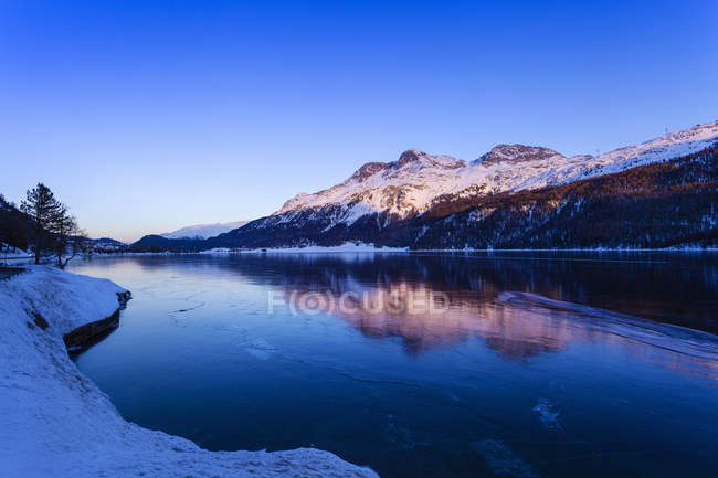 Vista panorámica del paisaje invernal, Engadine, Suiza - foto de stock