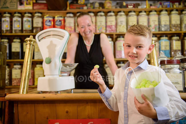 Молодий хлопчик тримає мішок з кондитерськими виробами — стокове фото