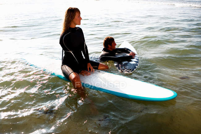 Paar schwimmt auf Surfbrettern — Stockfoto