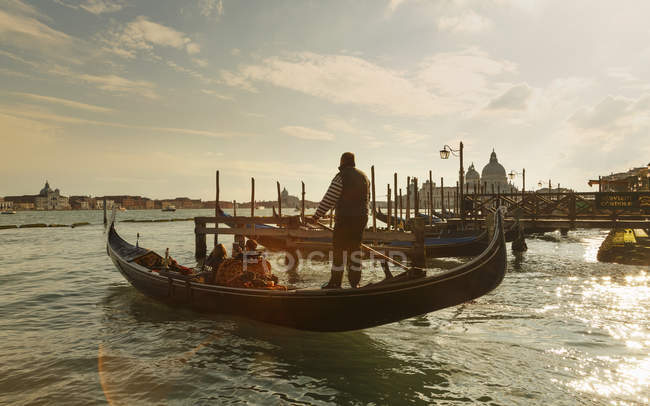 Vue imprenable sur gondolier au coucher du soleil, Venise, Vénétie, Italie — Photo de stock