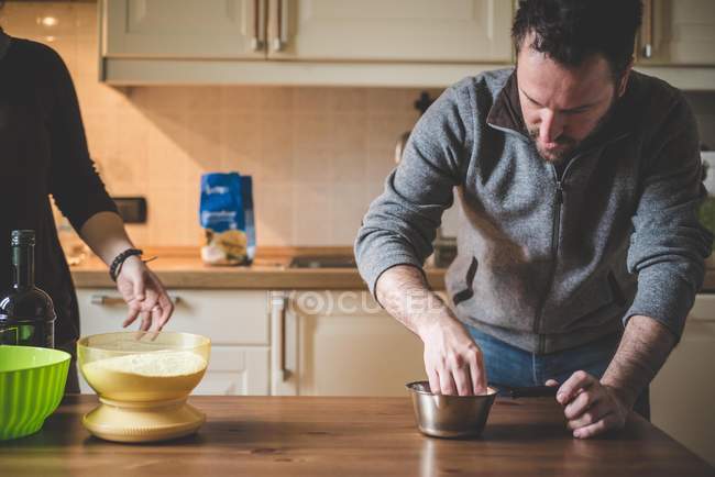 Couple préparant la nourriture dans la cuisine — Photo de stock