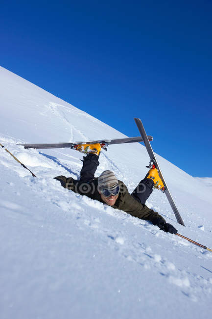 Hombre esquiador caído sobre - foto de stock