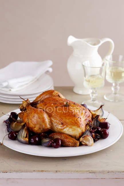 Pollo asado con cerezas - foto de stock