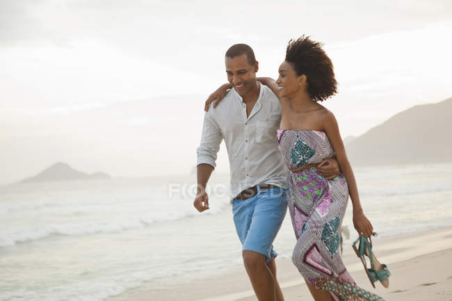 Романтическая пара прогуливается по пляжу, Рио-де-Жанейро, Бразилия — стоковое фото