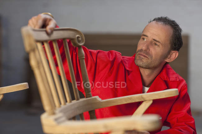Tischler arbeitet auf Stuhl — Stockfoto