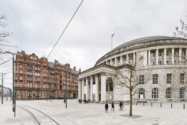 Stadtbild mit kreisförmiger Zentralbibliothek, Manchester, Großbritannien — Stockfoto