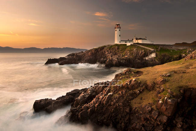 Leuchtturm an nebliger Küste — Stockfoto