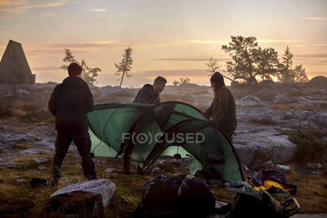 Escursionisti che costruiscono tende nel campo, Lapponia, Finlandia — Foto stock