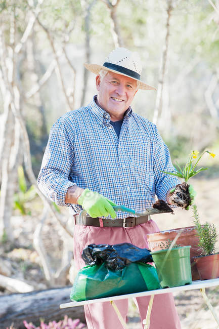 Uomo più anziano giardinaggio all'aperto — Foto stock