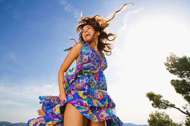 Женщина на улице смеется и танцует — стоковое фото