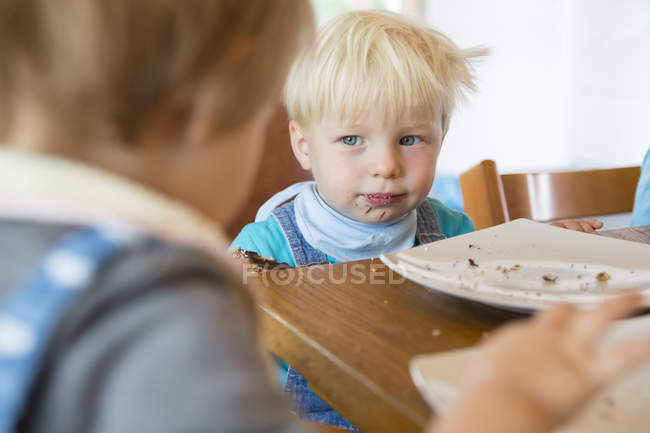 Bambino maschio e femmina al tavolo da tè — Foto stock