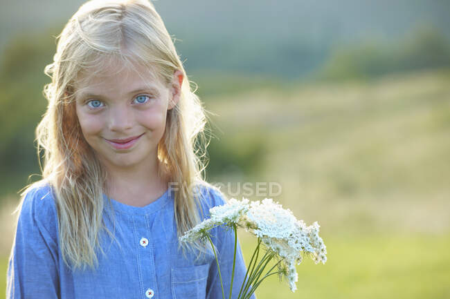 Ritratto di giovane ragazza in campo — Foto stock