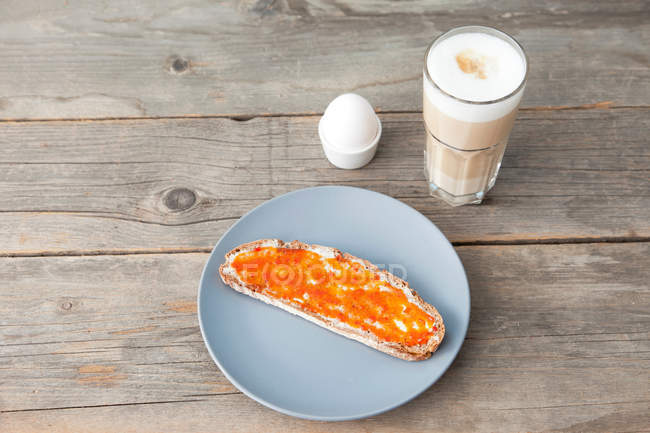 Tostadas con mermelada, huevo y taza de café - foto de stock
