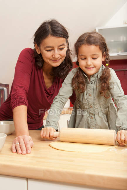 Mère et fille cuisinent ensemble — Photo de stock