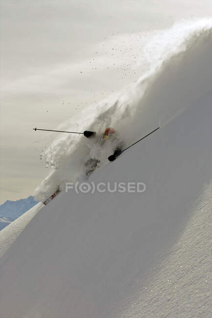 Skieur tournant dans la neige poudreuse profonde. — Photo de stock
