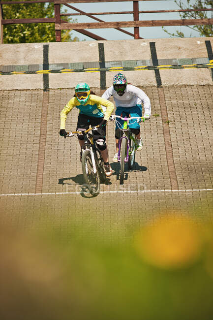 Велогонщики на велосипедном поле — стоковое фото