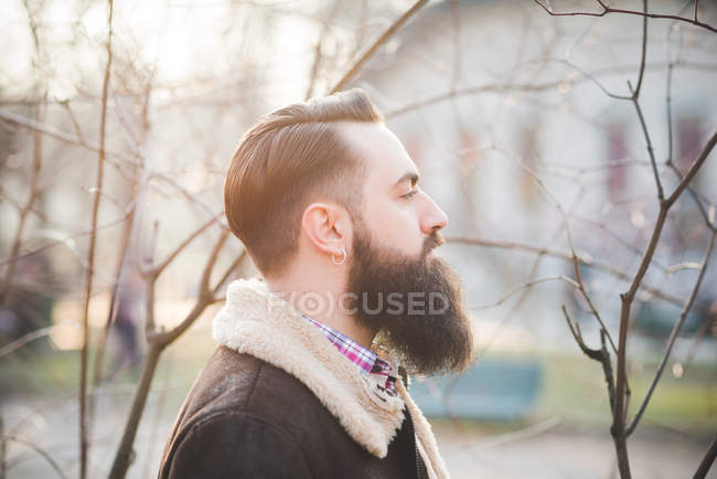 Jeune homme barbu dans le parc — Photo de stock