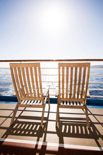 Duas cadeiras de convés em navio de cruzeiro — Fotografia de Stock
