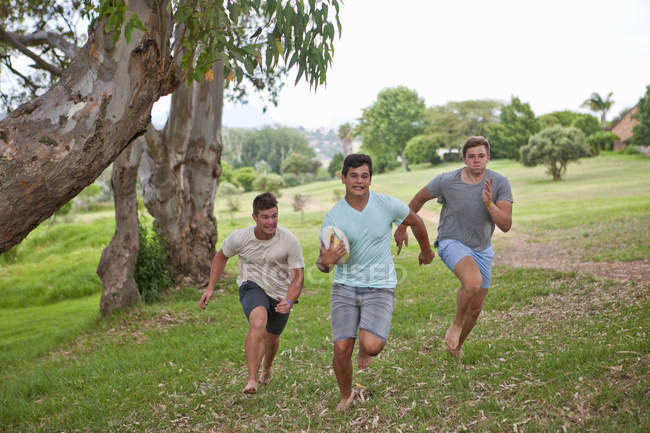 Jungen spielen Touch Rugby — Stockfoto