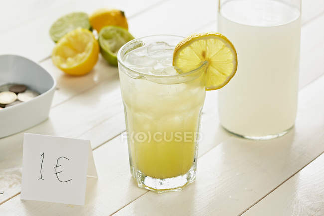 Склянка домашнього лимонаду — стокове фото