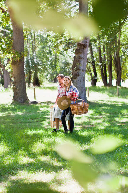 Casal andando no parque — Fotografia de Stock