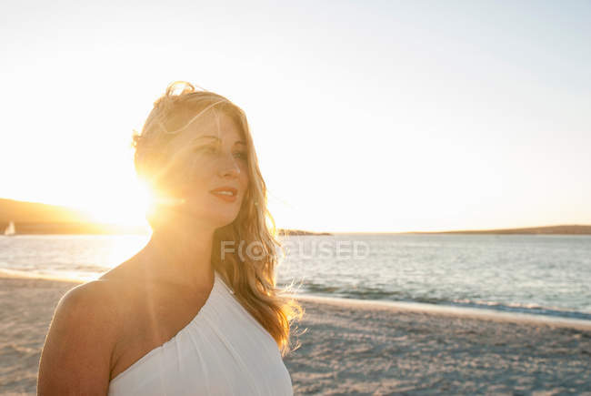 Femme blonde sur la plage au crépuscule, Cape Town, Afrique du Sud — Photo de stock