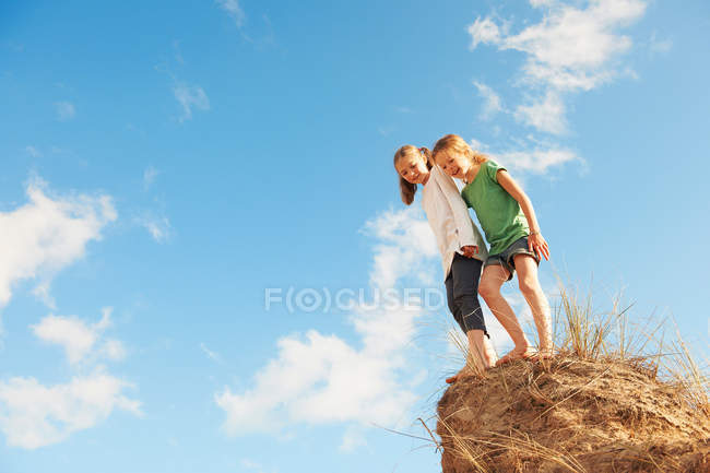 Deux filles debout sur le bord de la dune de sable — Photo de stock