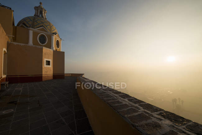 Iglesia de Nuestra Señora de los Remedios al amanecer, Cholula, Estado de Puebla, México - foto de stock