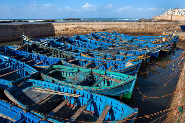 Barche blu attraccate nel porto di giorno — Foto stock