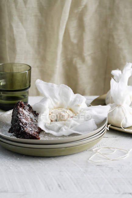 Plate of brownie and homemade cheese — Stock Photo
