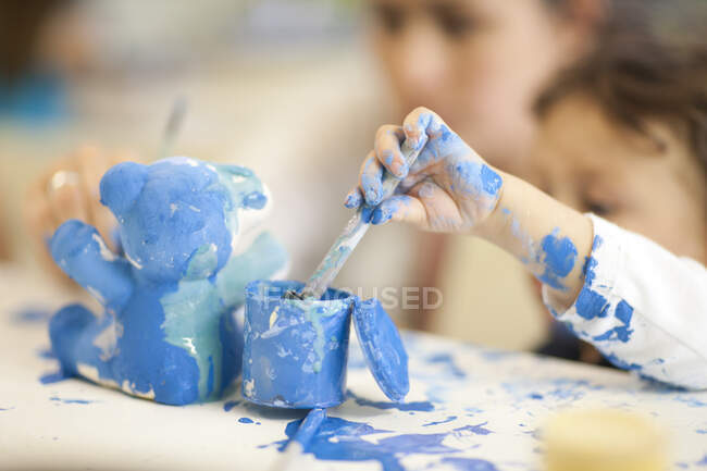 Toddler playing with watercolour in class — Stock Photo