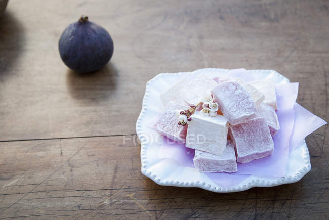Still life with turkish delight and whole fig — Stock Photo