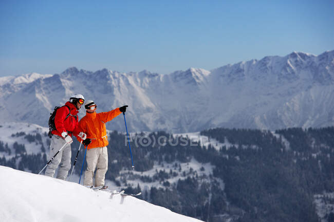 Due sciatori maschi sul pendio — Foto stock