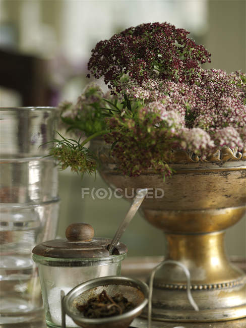 Primo piano di ciotola d'argento vintage e disposizione di fiori selvatici — Foto stock