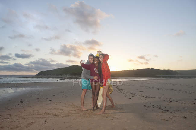 Jovens amigos adultos na praia tomando selfie — Fotografia de Stock
