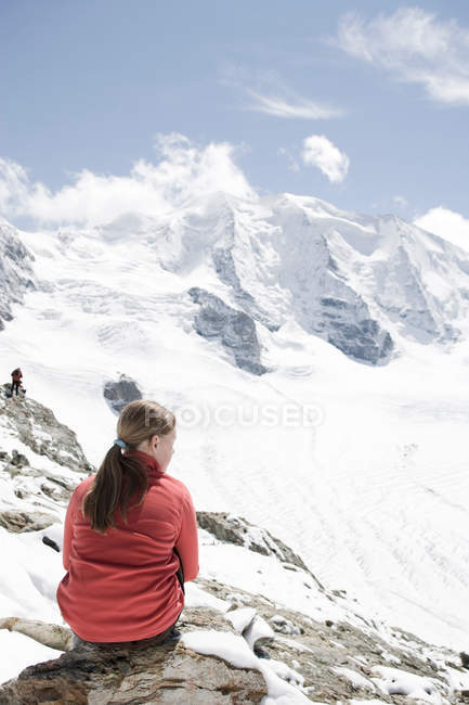 Девушка смотрит на горные пейзажи — стоковое фото