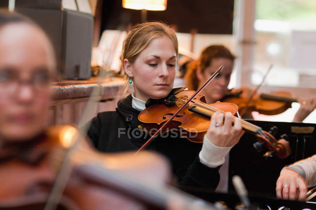 Скрипаль гравець практикує з групою — стокове фото