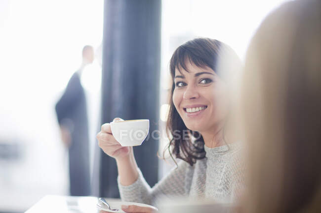 Mitte erwachsene Frau im Café mit Kaffee — Stockfoto