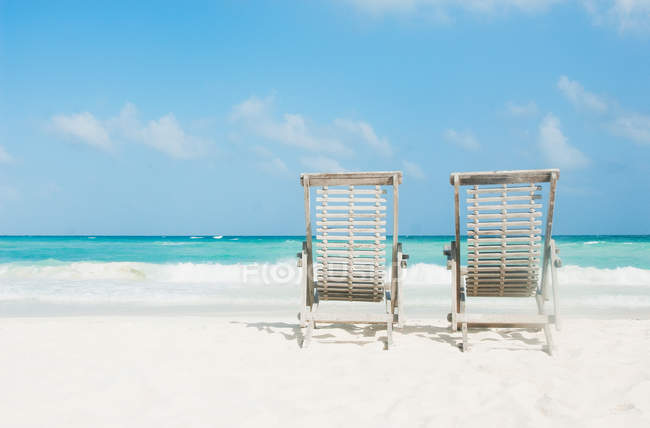 Два шезлонги на пляжі з білим піском — стокове фото