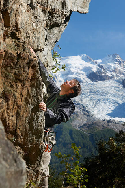 Hombre escalada en roca, Chamonix, Alta Saboya, Francia - foto de stock