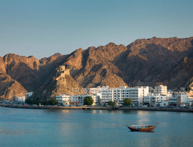 Mountains and Muscat skyline — Stock Photo