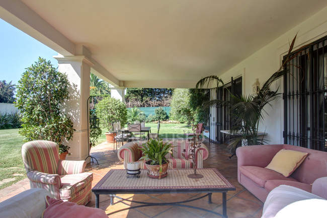 Terrazza giardino di villa di lusso con poltrone e divano — Foto stock