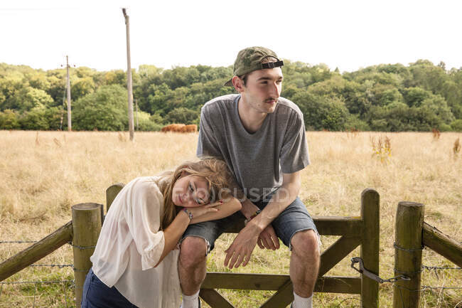 Portrait of young couple with field in background — Stock Photo