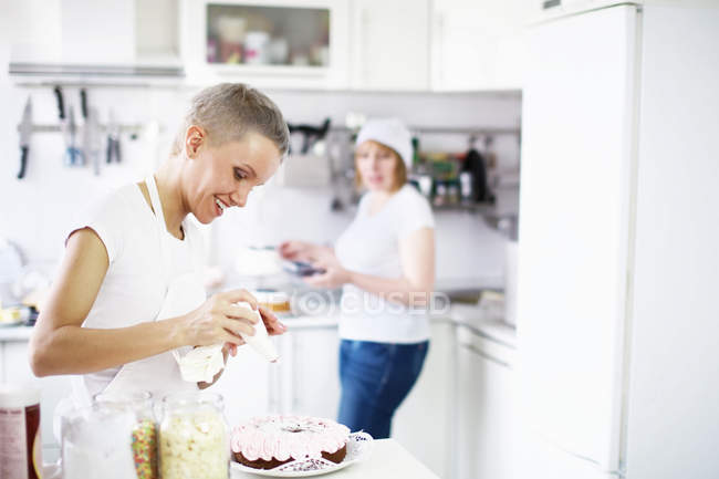 Donna ciliegina torta fatta in casa in cucina — Foto stock